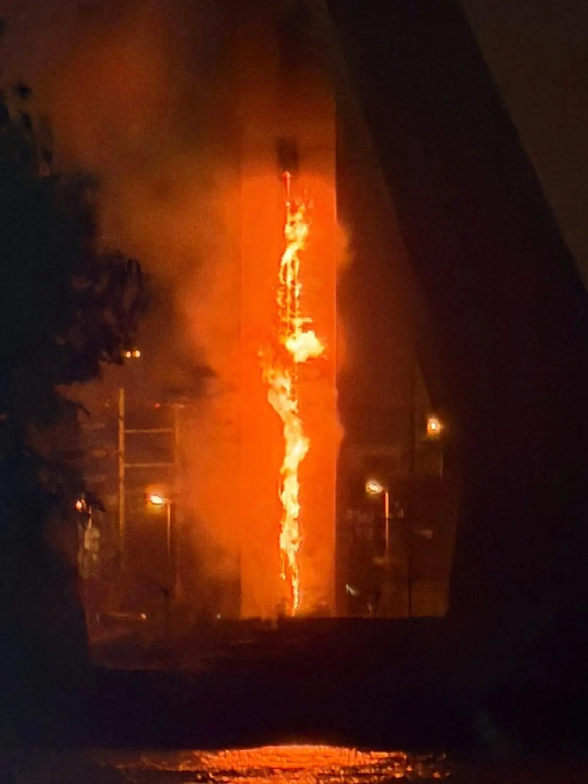 ด่วน "ไฟไหม้"ใต้ตอม่อสะพานภูมิพล  ฝั่งปู่เจ้าฯ