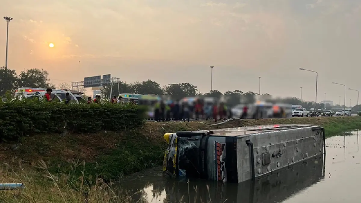 รถบัสรับ-ส่งพนักงานพลิกตะแคง ตกคูน้ำหน้าบิ๊กซีอยุธยา