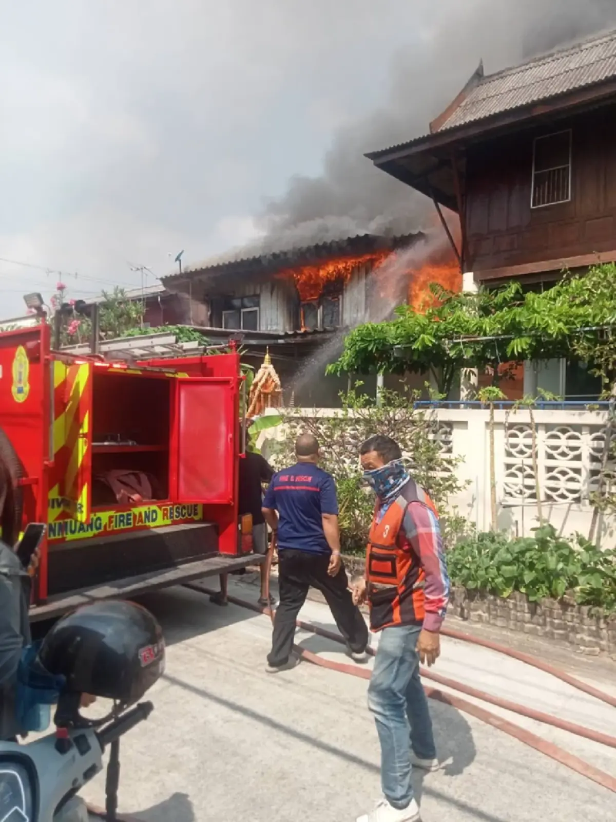 ไฟไหม้บ้านรุนแรง 3 หลัง ซอยสรงประภา 5 เร่งดับไฟ หาสาเหตุ