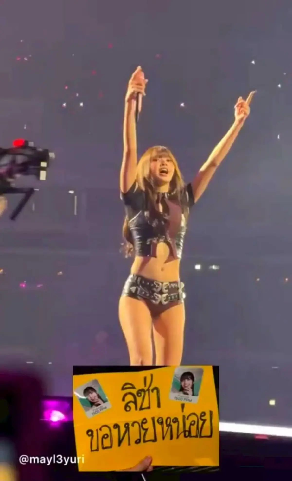 แห่ซูมมือ ลิซ่า ถูกขอเลข กลางเวทีคอนเสิร์ตเวิลด์ทัวร์