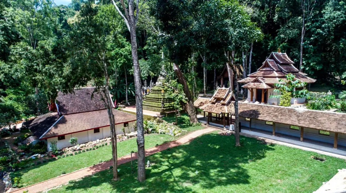 วัดดังเชียงใหม่ วอนเคารพสถานที่ หลังเจอ นทท. ทำท่าโยคะกลางวัด