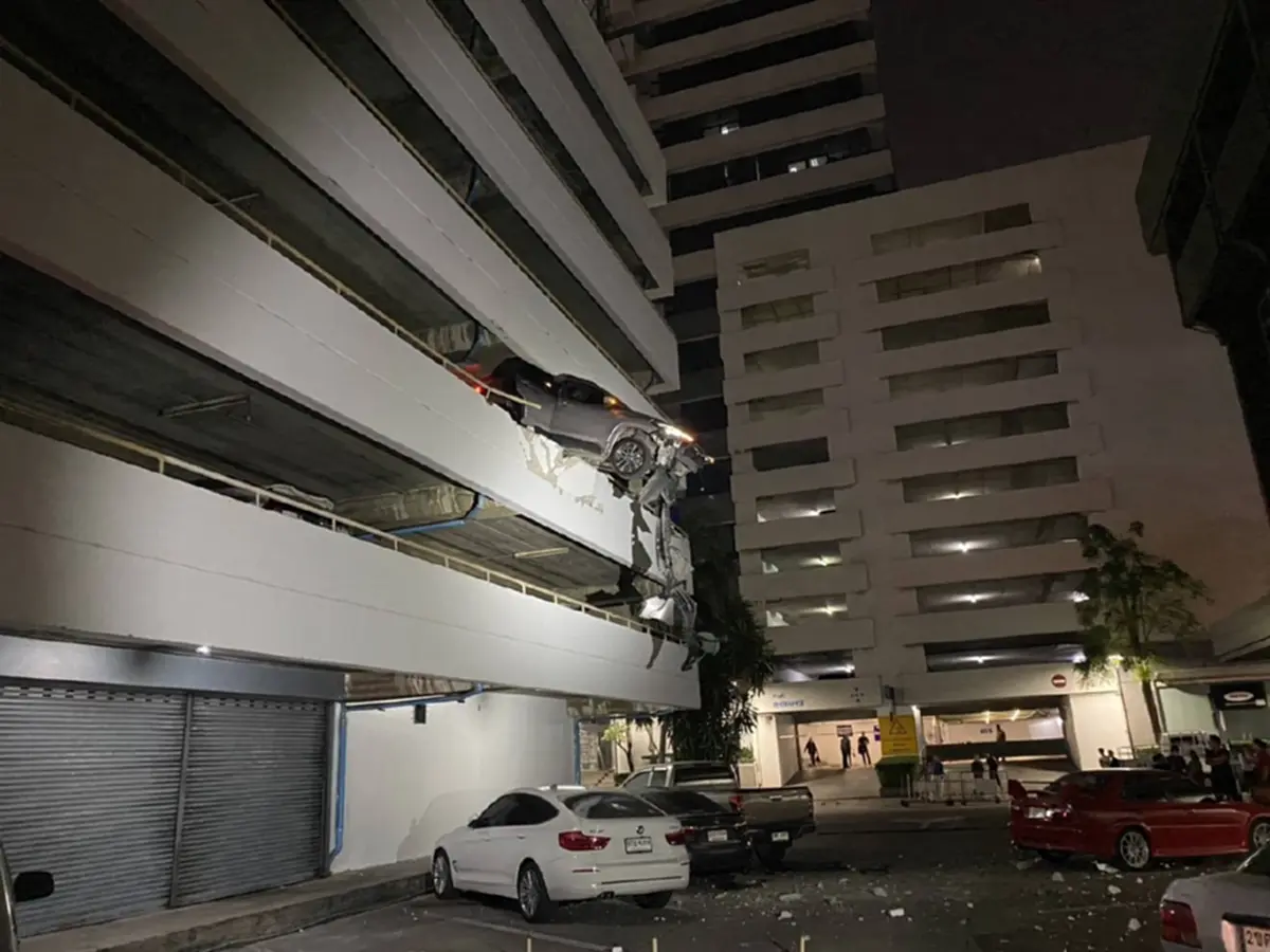 พุ่งมายังไง เก๋งทะลุกำแพงอาคารจอดรถ7ชั้นพระราม 4 กลางดึก