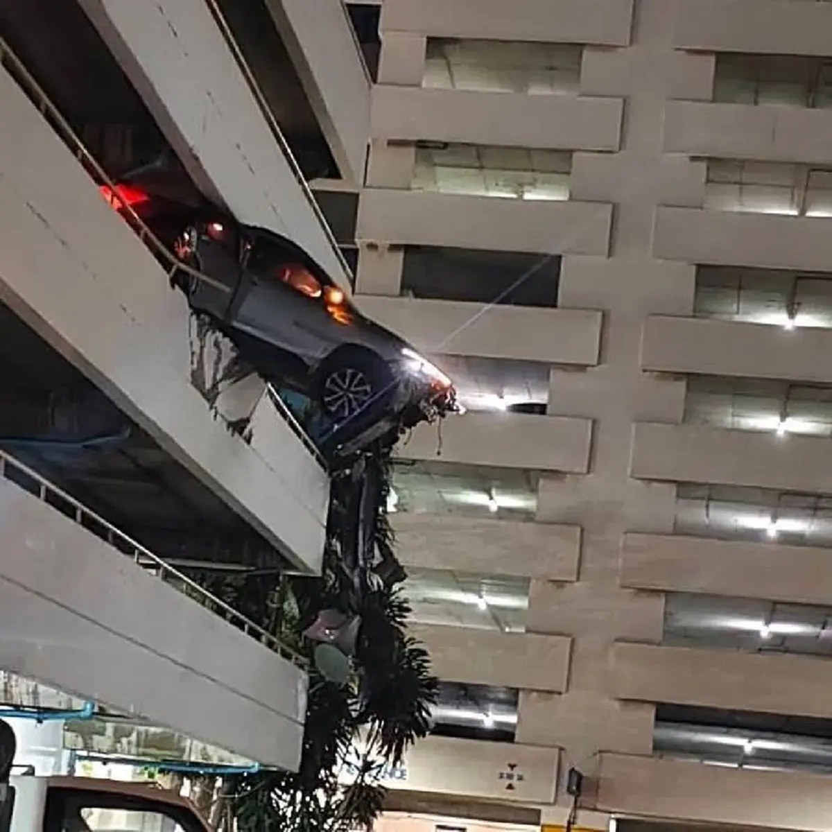 รู้สาเหตุ เก๋งพุ่งทะลุกำแพงตึกจอดรถย่านพระราม4 คนขับอายุ 55 ปี