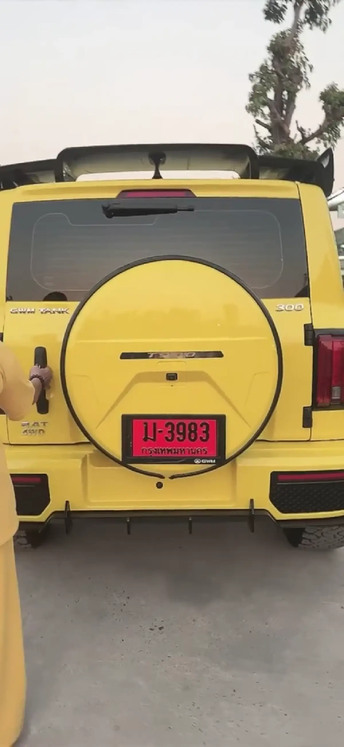 หวานไม่แผ่ว ซื้อรถหรูให้เมียรัก ชาวเน็ตโฟกัสเลขทะเบียน