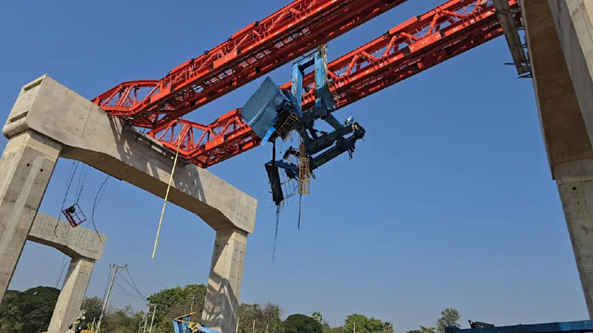 น่ากลัวมาก เปิดนาทีเครนมรณะไถลร่วงหล่นทับรถไฟสีคิ้ว