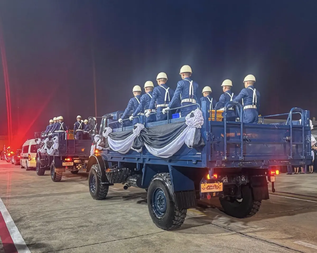 ทะเบียนรถเคลื่อนร่าง 2 นักบิน AT-6TH สองข้างทางรับร่างอย่างสมเกียรติ