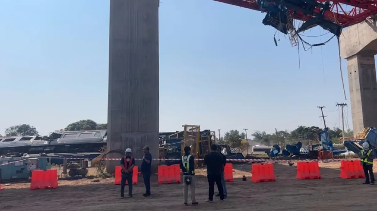 เครนก่อสร้างถล่มทับรถไฟ อ.สีคิ้ว จ.นครราชสีมา มีผู้บาดเจ็บหลายราย