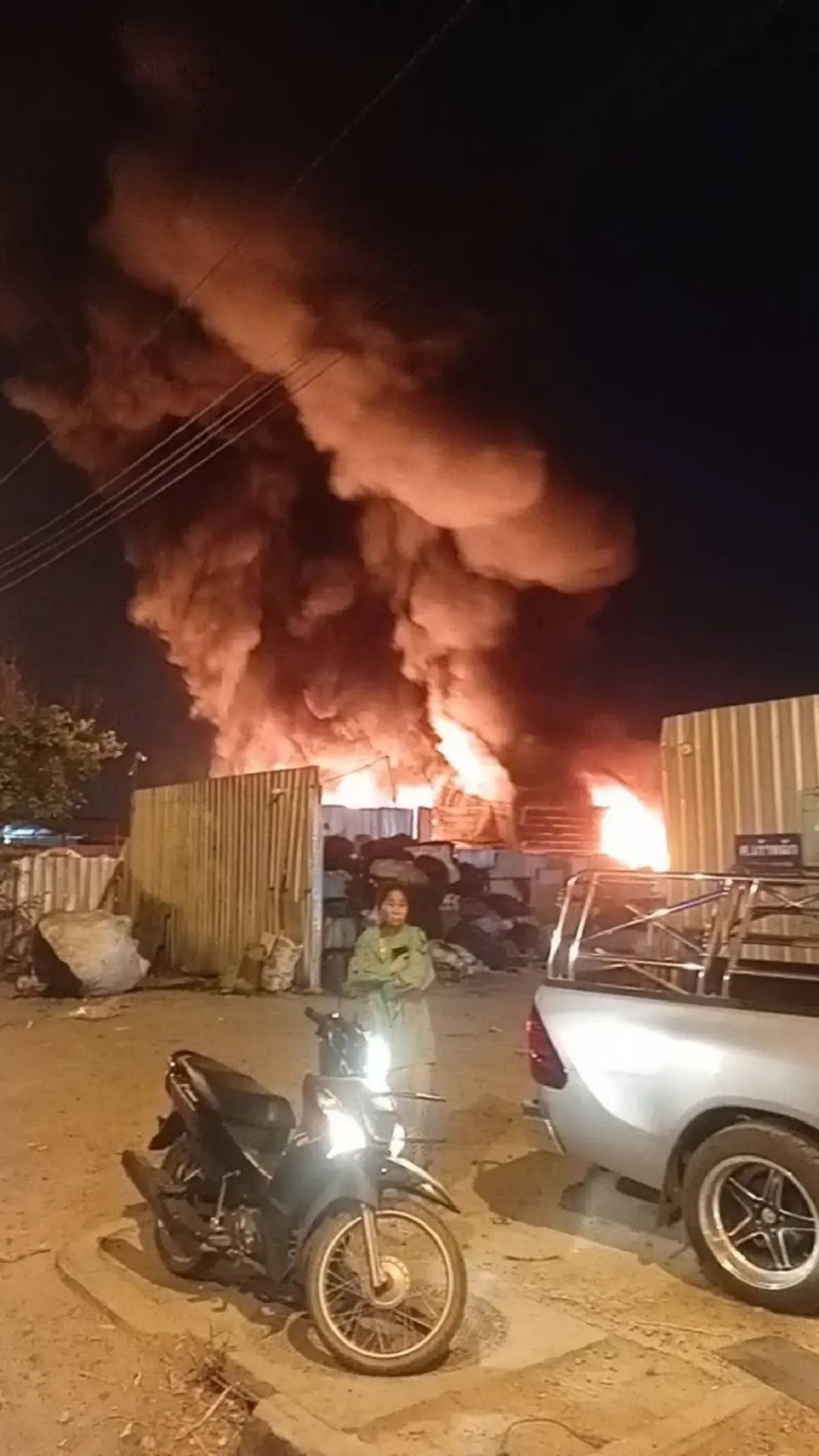 เหตุเพลิงไหม้ ร้านรับซื้อของเก่า ภายใน ซอยขจรวิทย์ สมุทรปราการ