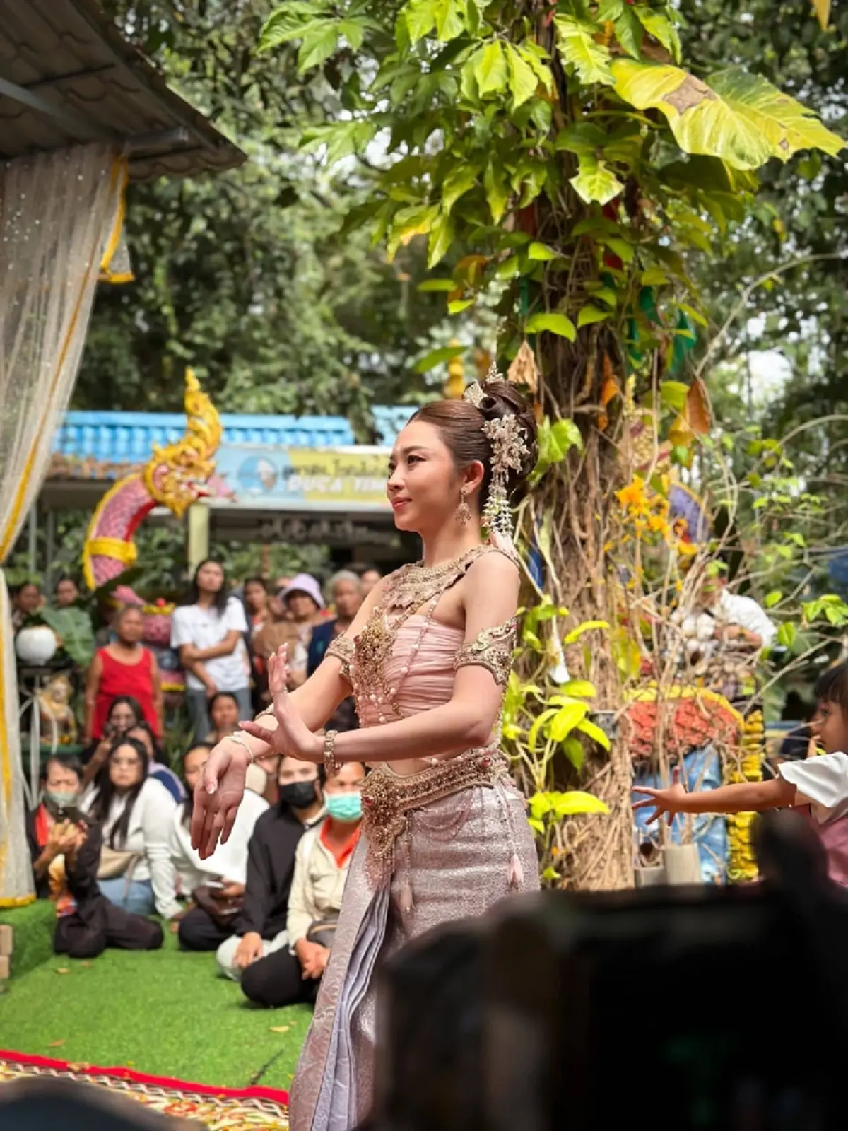 แอน อรดี บวงสรวงพ่อปู่ศรีสุทโธ – แม่ย่าศรีปทุมมา จุดธูปได้เลขมงคล