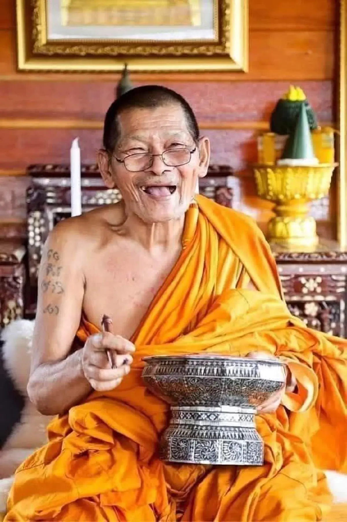 ฮือฮา "หลวงปู่ศิลา" ให้พรแรง ก่อนหลุดโฟกัสขันน้ำมนต์สวดข้ามปี