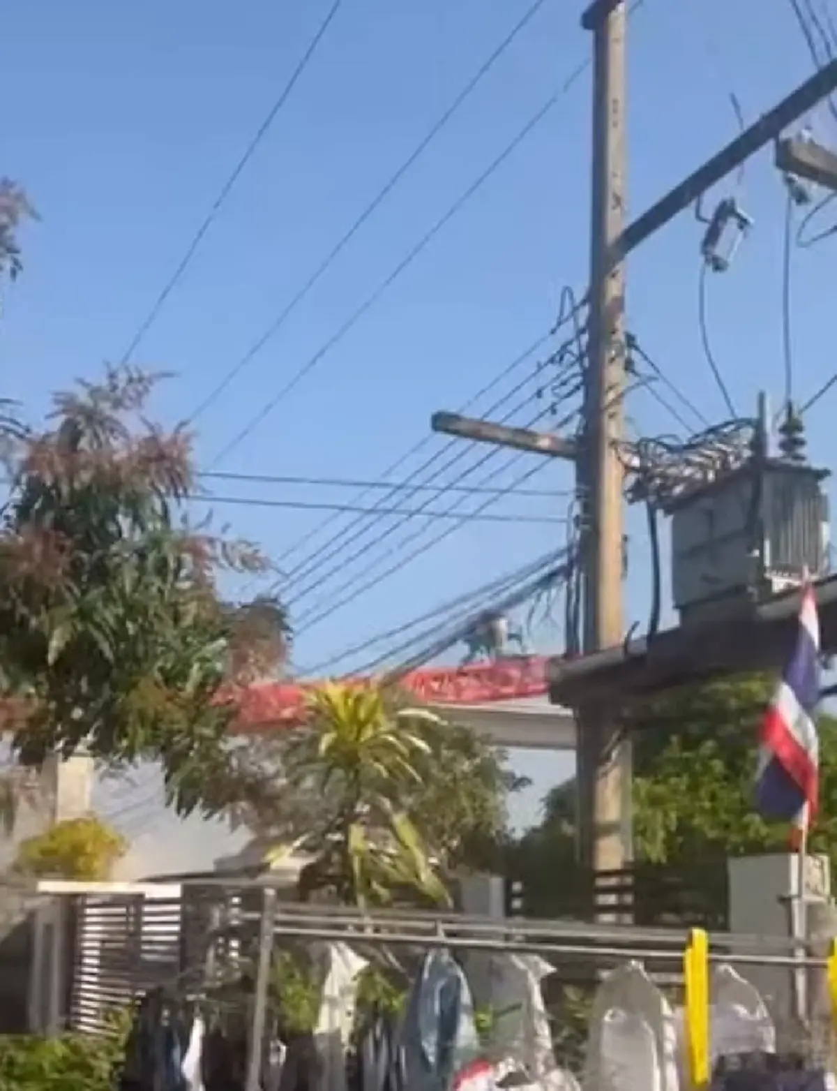 น่ากลัวมาก เปิดนาทีเครนมรณะไถลร่วงหล่นทับรถไฟสีคิ้ว