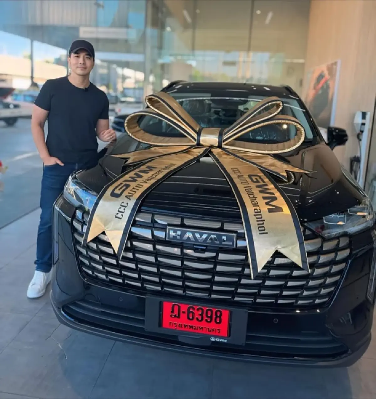 เจมส์ เรืองศักดิ์ ถอยรถใหม่ป้ายแดง แฟน ๆ แห่โฟกัสเลขทะเบียนสวย