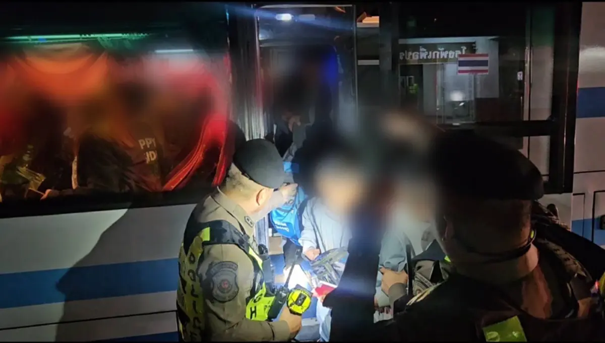 สกัดจับโชเฟอร์รถทัวร์ ตีเนียนช่วงปีใหม่ ขนกันมาเต็มรถ