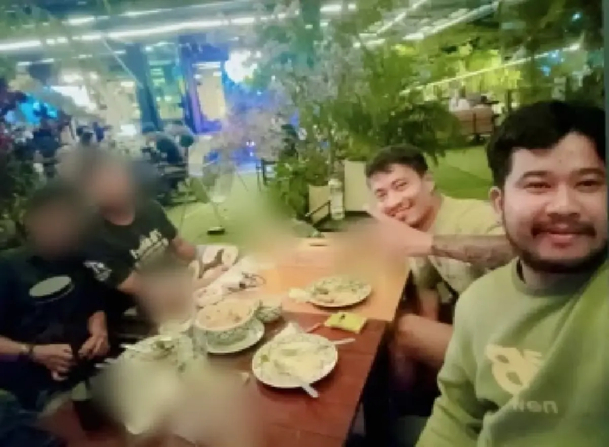 หนุ่มโมโหเดือด ถูกรถเสยท้ายจยย.ขณะติดไฟแดง ก่อนสุดท้ายคดีพลิก