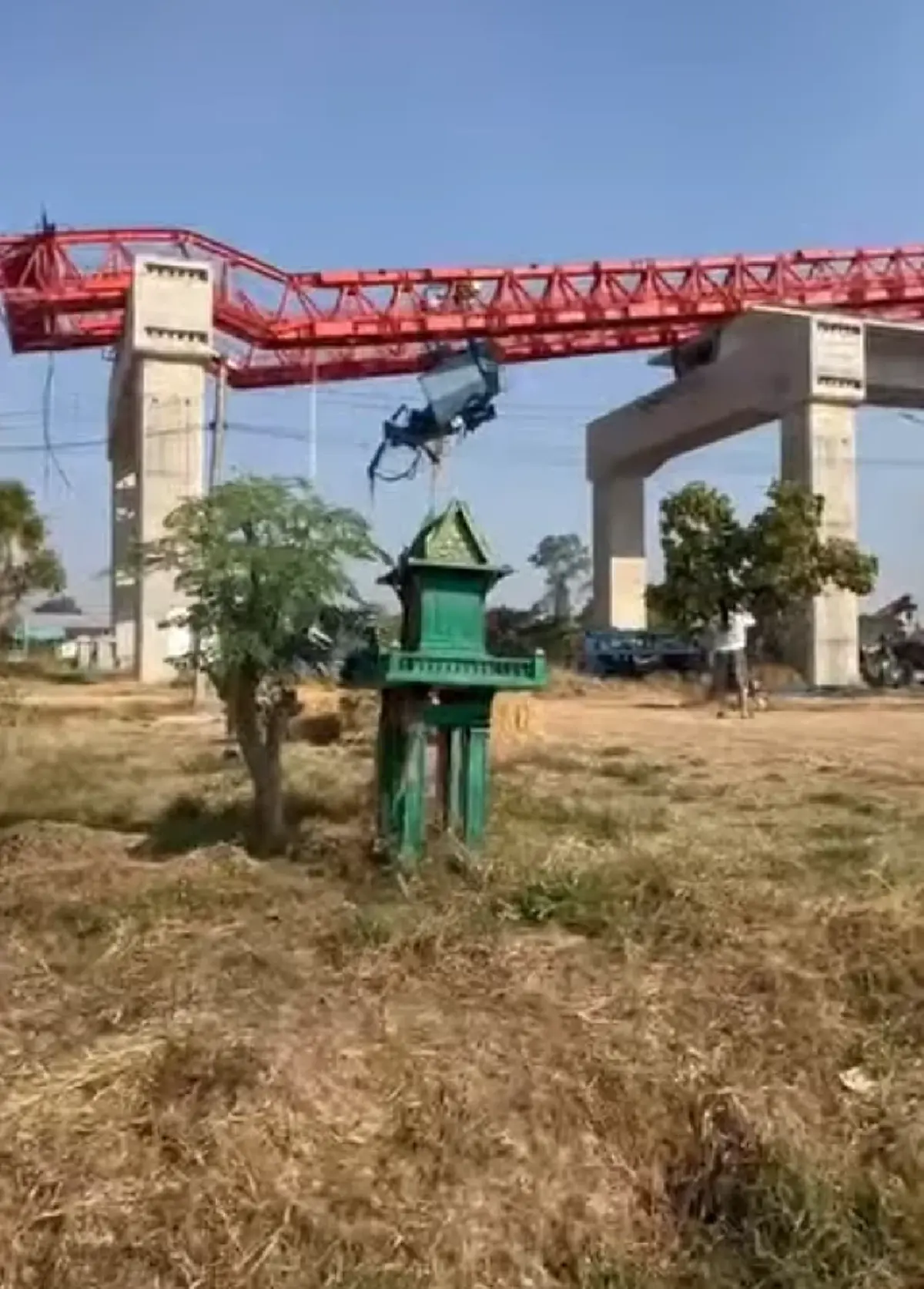 น่ากลัวมาก เปิดนาทีเครนมรณะไถลร่วงหล่นทับรถไฟสีคิ้ว