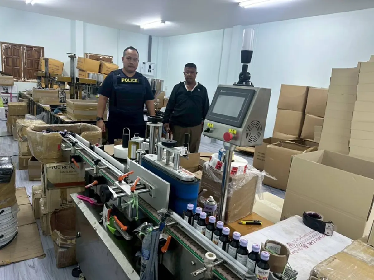 บุกโรงงานยาแก้ไอปลอมรายใหญ่เมืองคอน ยึด 20 ล้าน มอมเมาเยาวชน