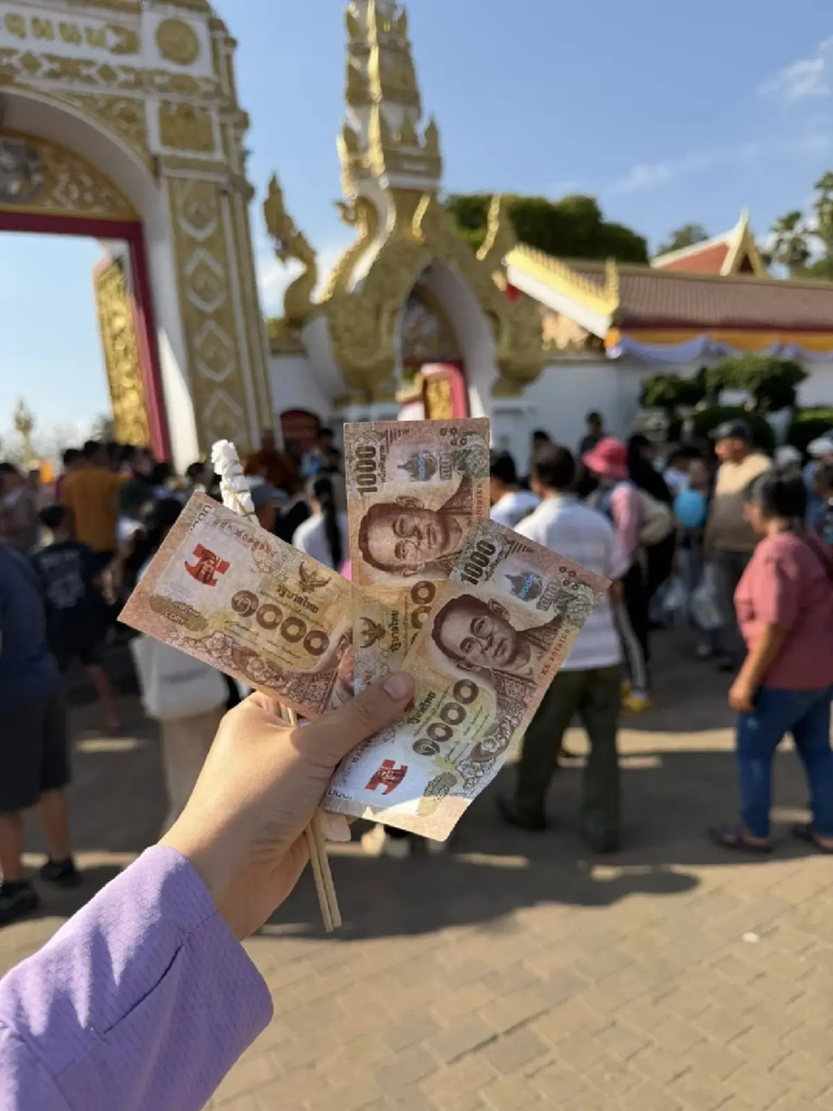 แตกตื่นทั้งวัด พระโผล่แจกเงิน ให้ชาวบ้าน ซูมแบงค์ใกล้ๆคดีพลิก