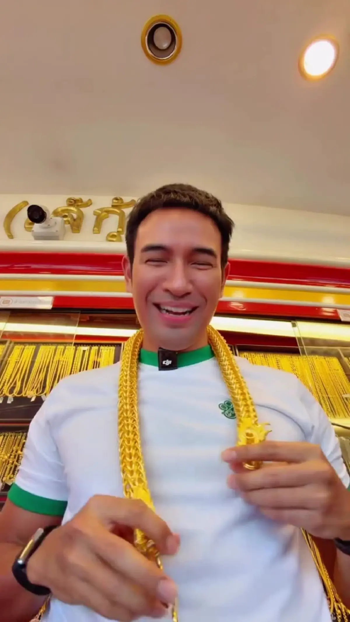 “เกรท วรินทร” พ่อค้าขายทอง อวยพรปีใหม่ ขอให้เส้นนี้อยู่ในคอคุณ