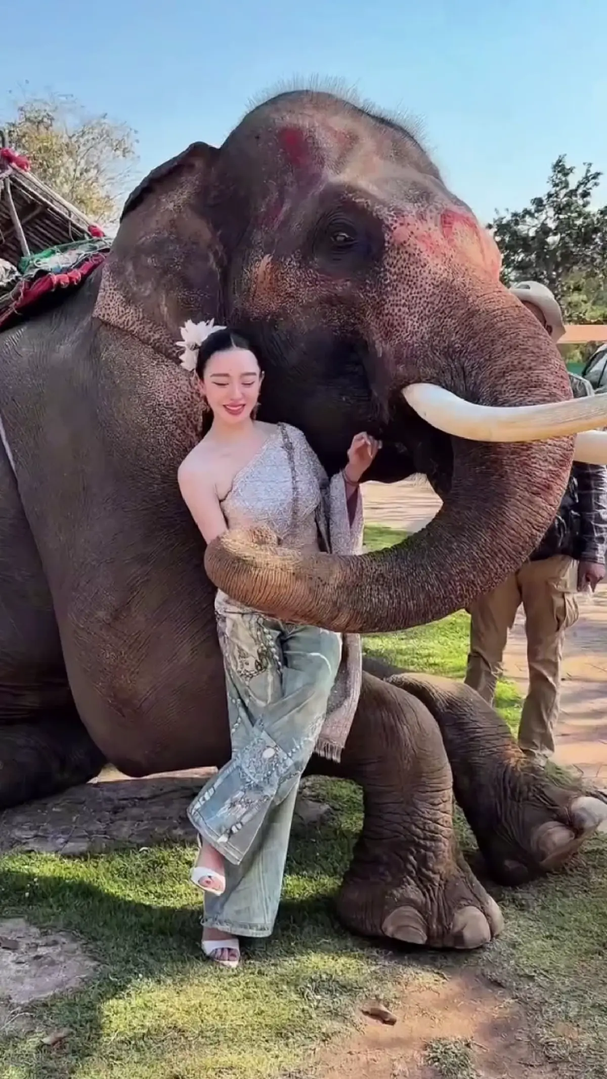 “มายด์ ณภศศิ” ใส่สไบเที่ยวสุรินทร์ แต่ช็อตนั่งงาช้างเจอดราม่า 