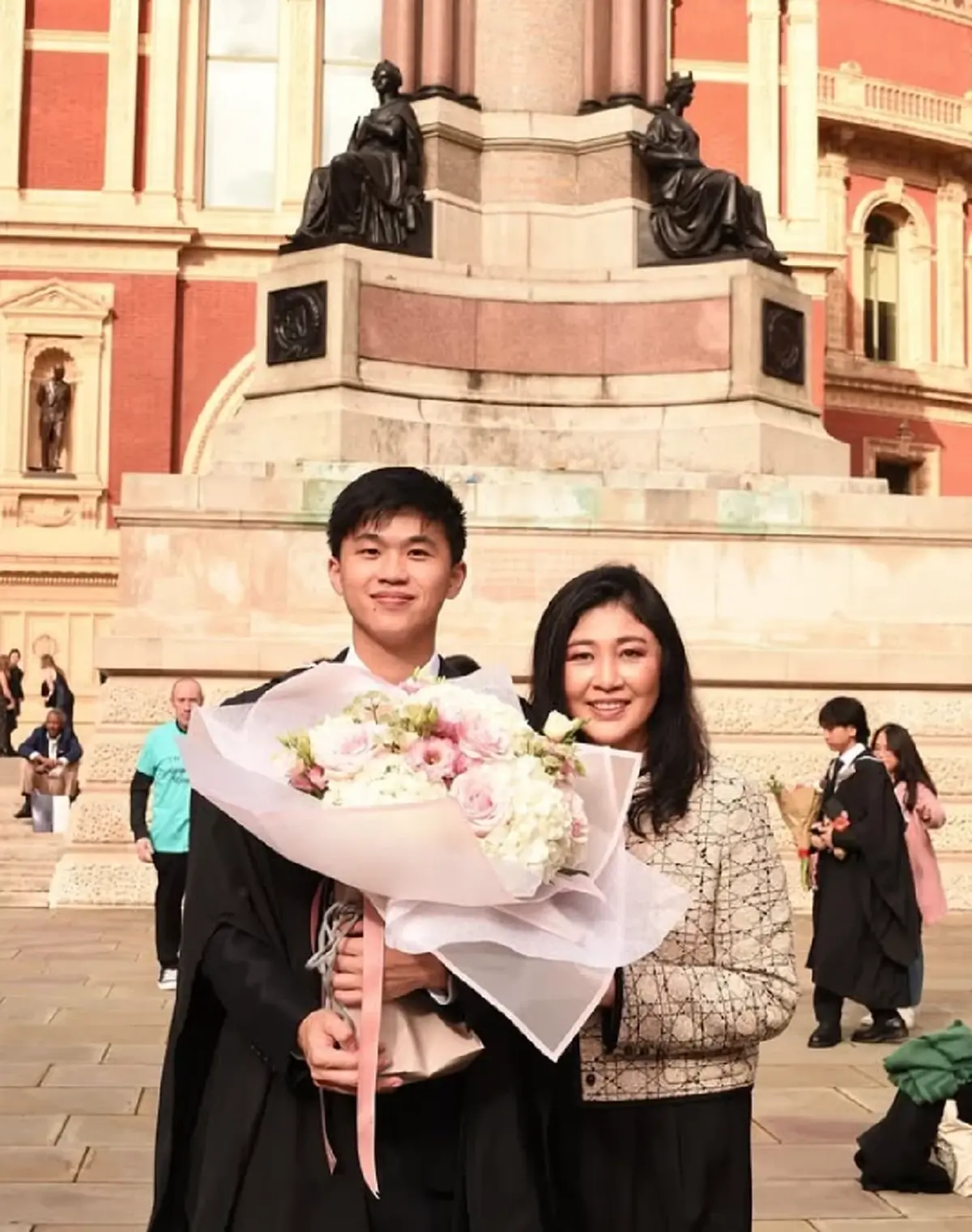 หวานมาก "น้องไปป์" ลูกชายอดีตนายกฯ "ยิ่งลักษณ์" เปิดตัวแฟนสาว