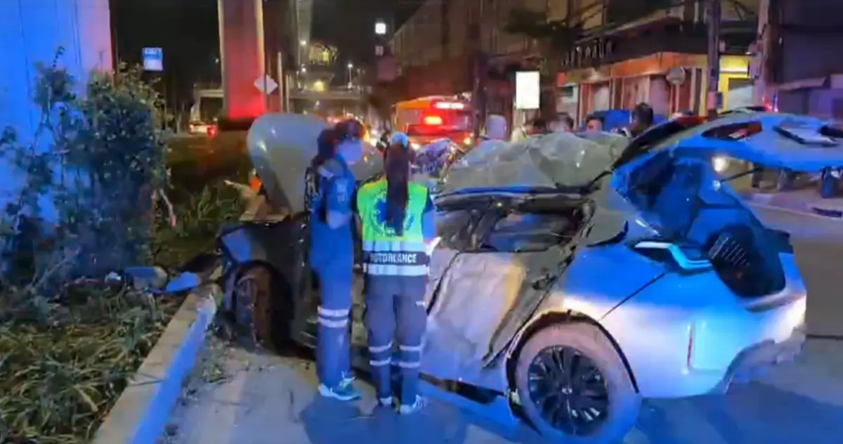 ครูสาว ขับเก๋งเฉี่ยวแท็กซี่ เสียหลักพุ่งข้ามเกาะกลาง ฟาดตอม่อ BTS