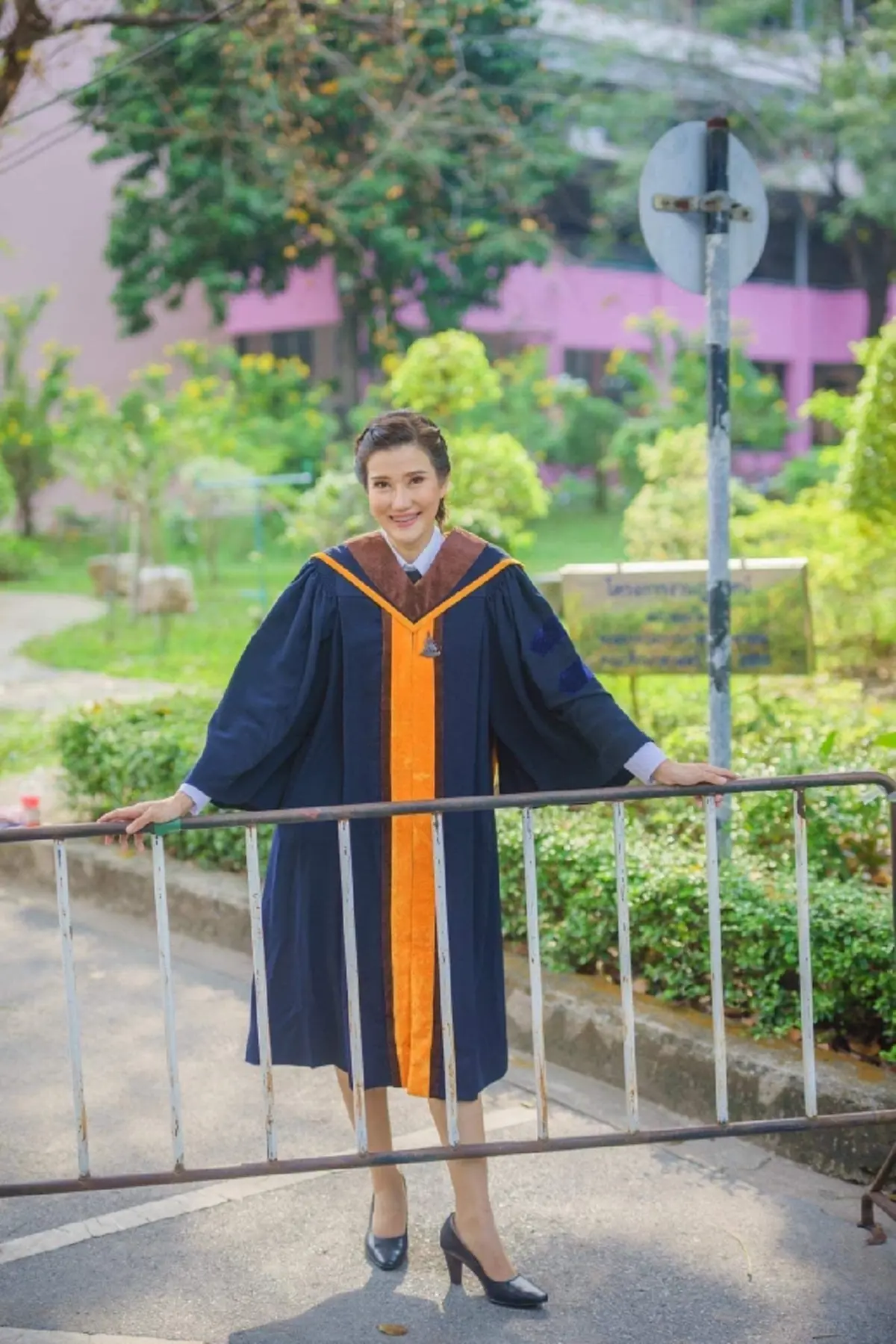 สุดยอดแม่พิมพ์ ครูสาวคว้าปริญญาใบที่ 9 ในชีวิต ไม่หยุดพัฒนาตน