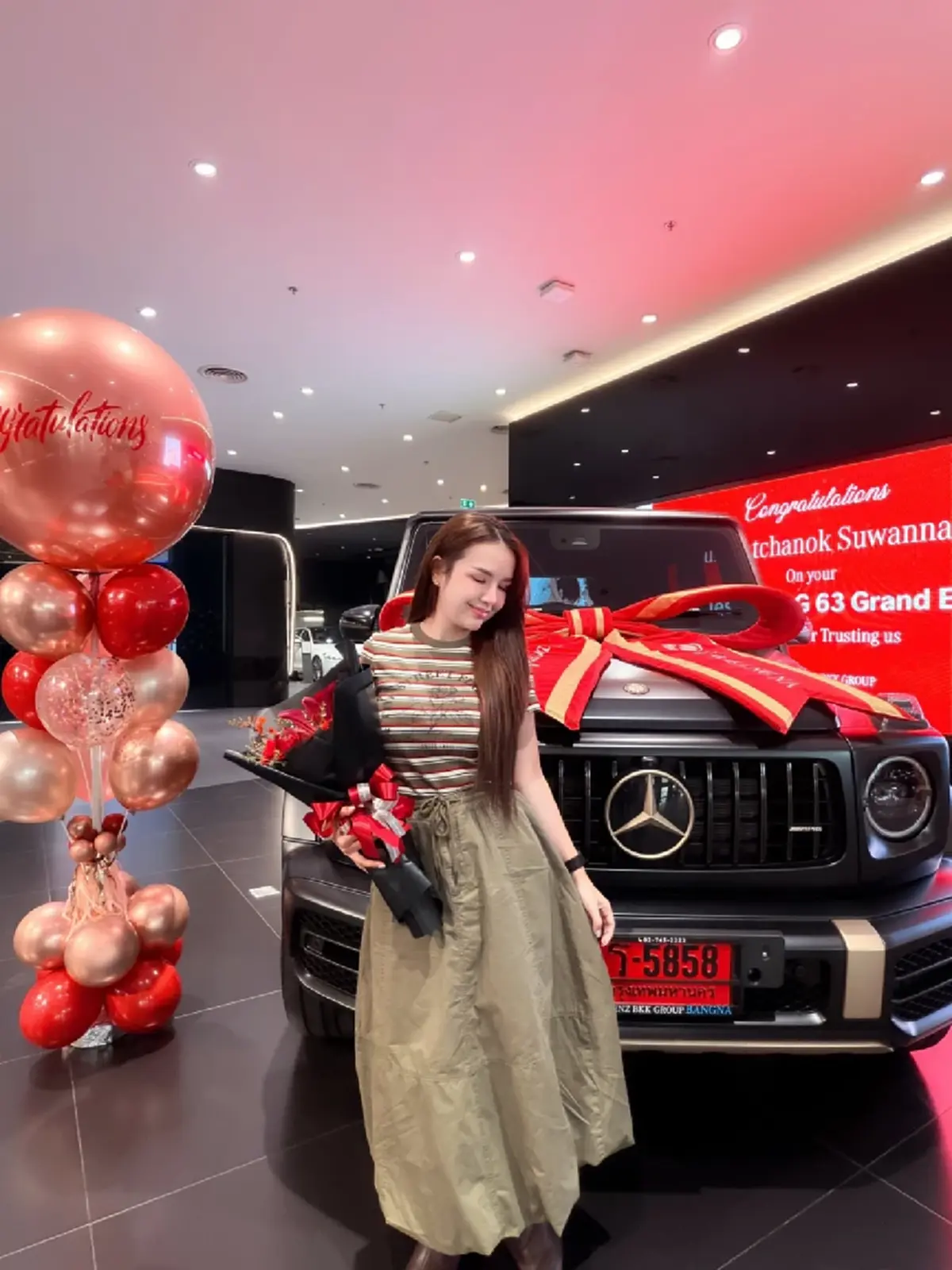 เจนนี่ รัชนก รับรถหรูป้ายแดง แฟนๆ แห่ชมเลขทะเบียนสวย