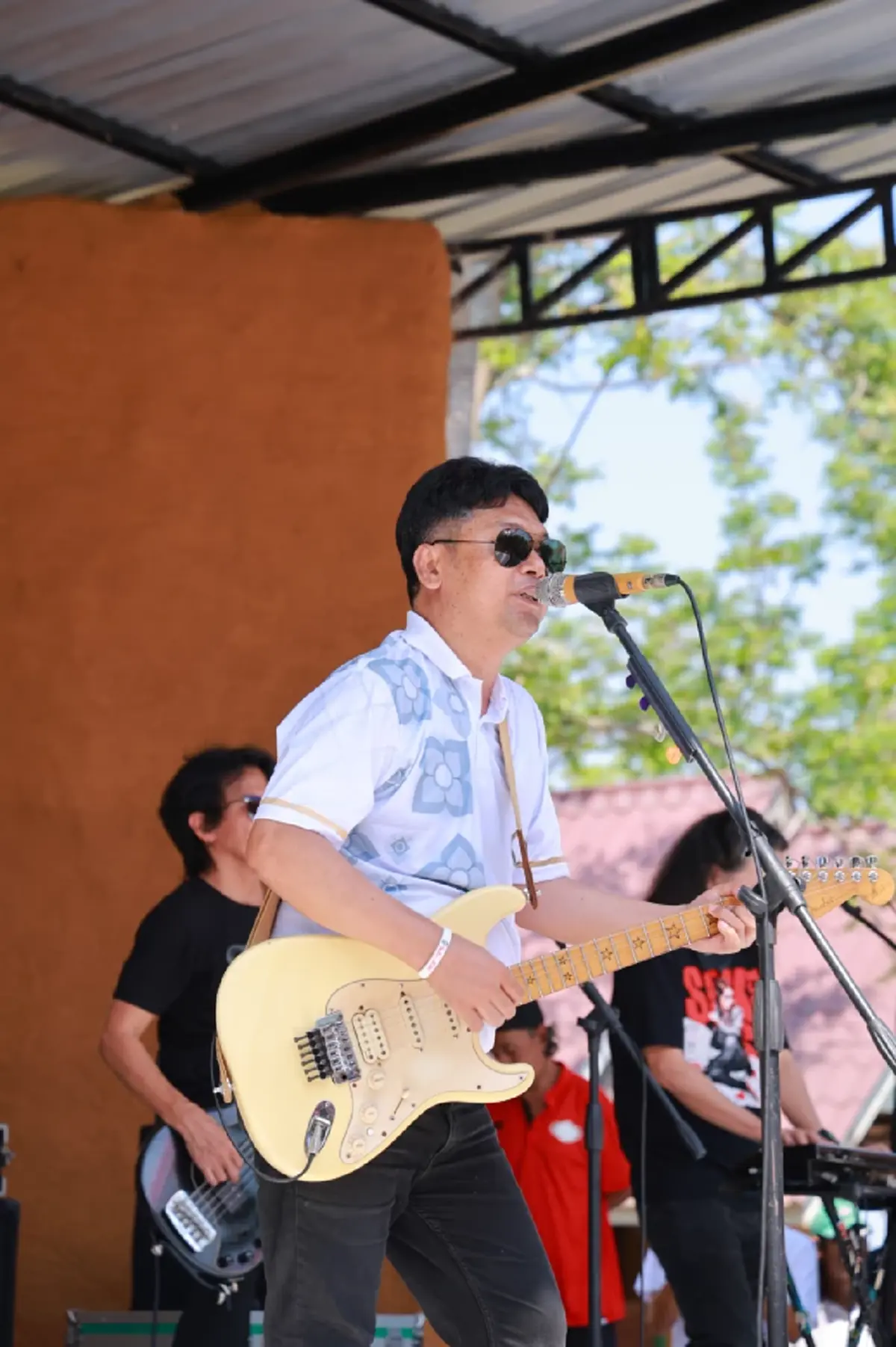 เปิดภาพ "เสก โลโซ" ร็อกสะเทือนเรือนจำ ก่อนโชว์ใหญ่งานเขาวัง