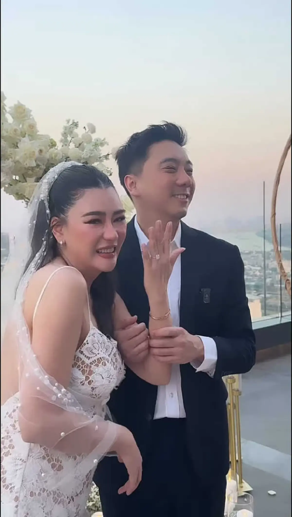 โอ๋ ภัคจีรา ปล่อยโฮ แฟนหนุ่มรุ่นน้อง เซอร์ไพรส์คุกเข่าขอแต่งงาน