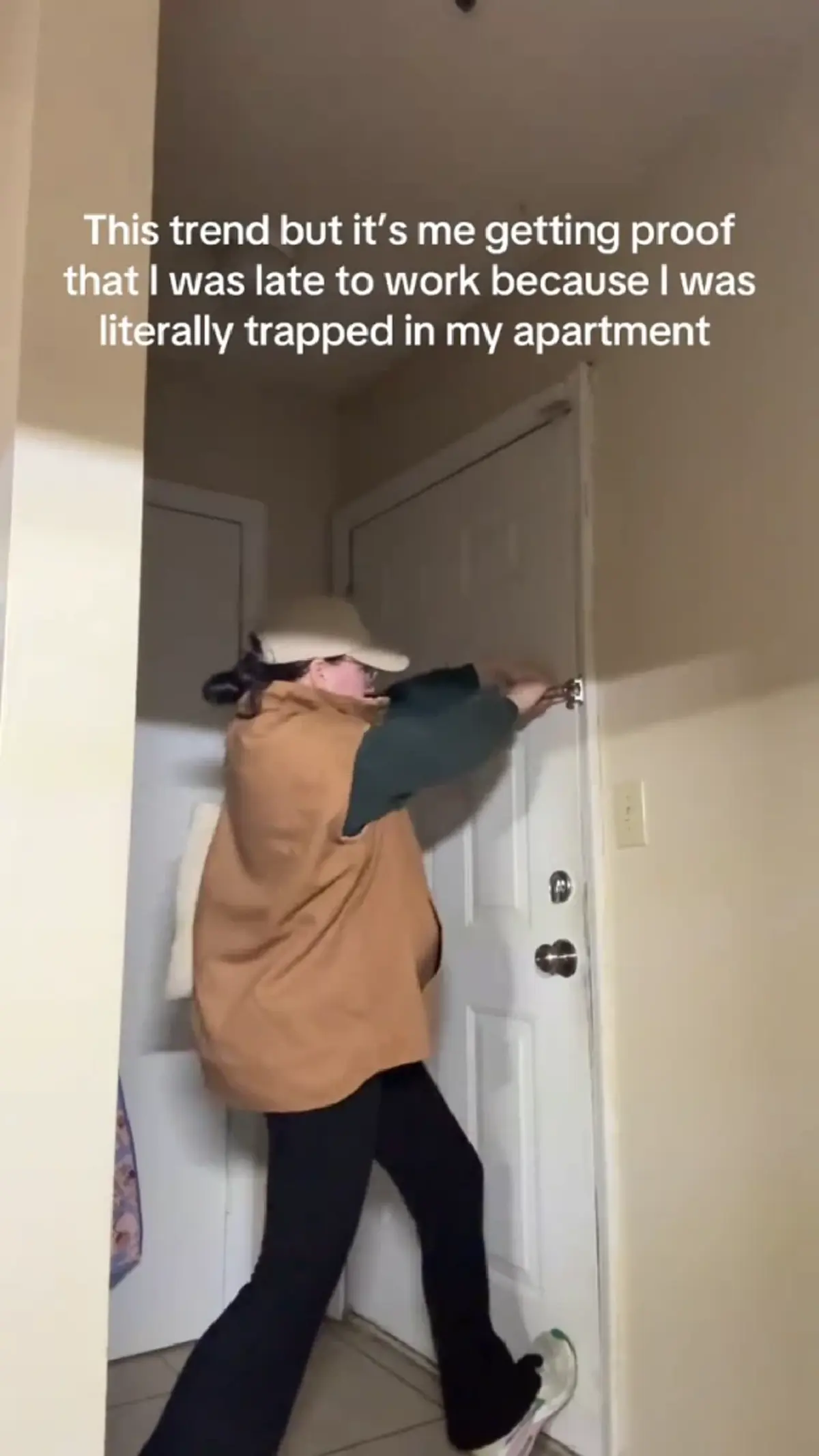 ฮาแต่จริง! สาวส่งคลิปยืนยันหัวหน้า ลางานเพราะติดในห้อง  