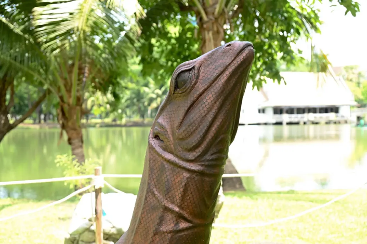 “สวนลุมพินี” รูปปั้นตัวเงินตัวทองยักษ์ จุดเช็กอินกลางกรุง