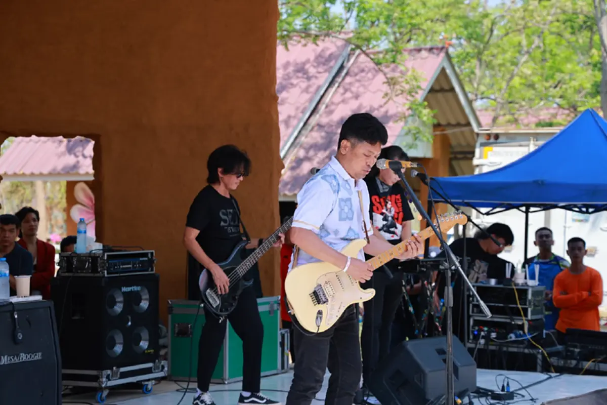 เปิดภาพ "เสก โลโซ" ร็อกสะเทือนเรือนจำ ก่อนโชว์ใหญ่งานเขาวัง