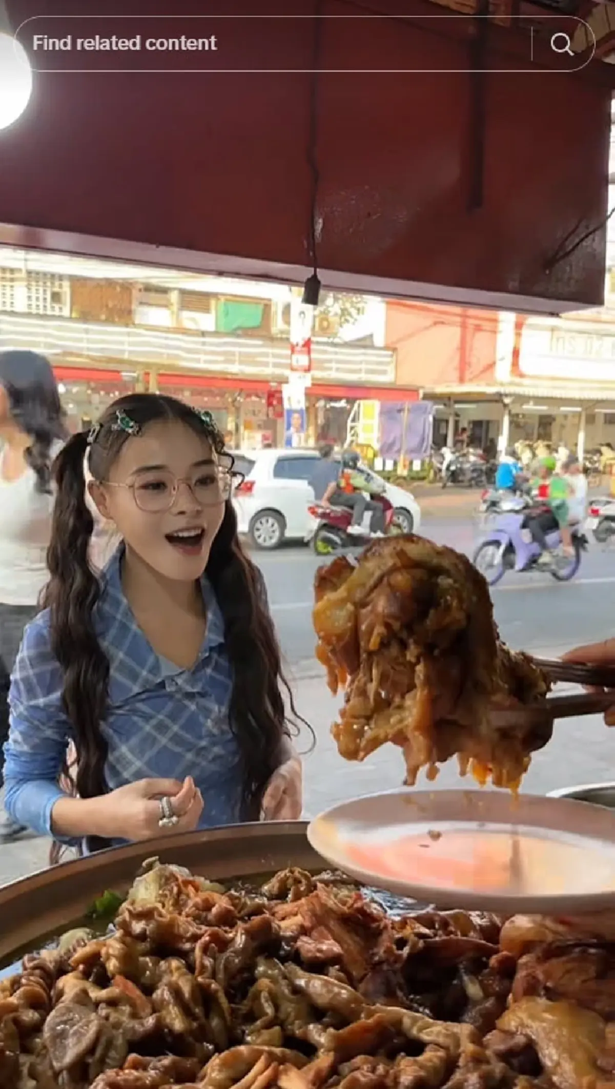 "น้องเต้าหู้" ซื้อขาหมูในราคา 1,200 ก่อนพูดรสชาติ หลังกัดไปคำแรก