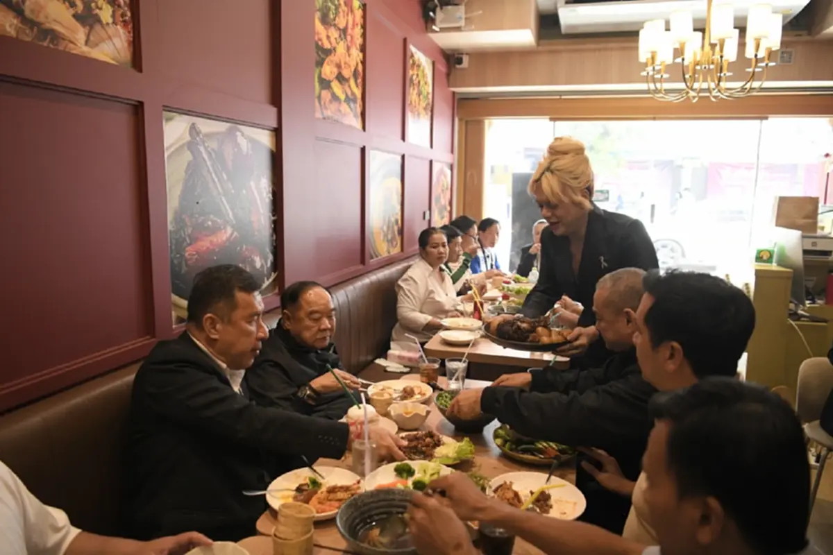 “ลุงป้อม” บุกครัวบ้านเอ! เจอ “เอ ศุภชัย” ทาบทามเข้าวงการบันเทิง