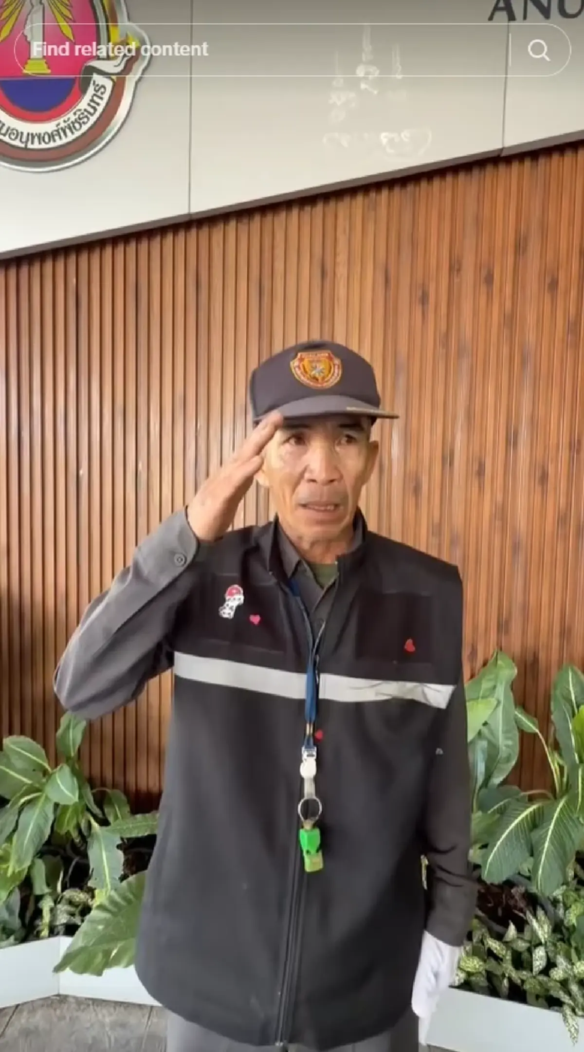 ลุง รปภ. นั่งเป็นเพื่อนเด็กประถม อบอุ่นหัวใจหลังรู้นิสัยแท้จริง