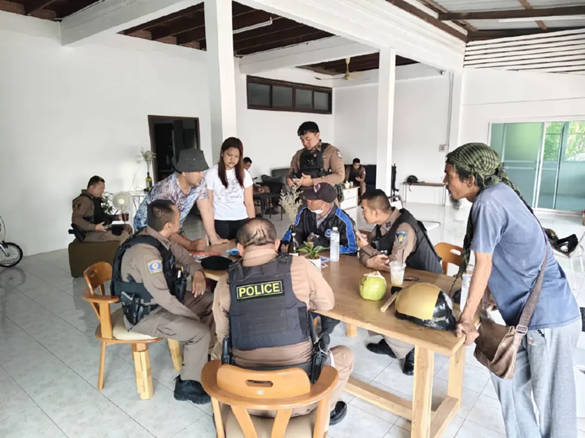 ตำรวจ สน.ท่าข้าม ระงับเหตุผู้ป่วยจิตเวชอาละวาด ก่อนนำส่งรักษาโรงพยาบาล