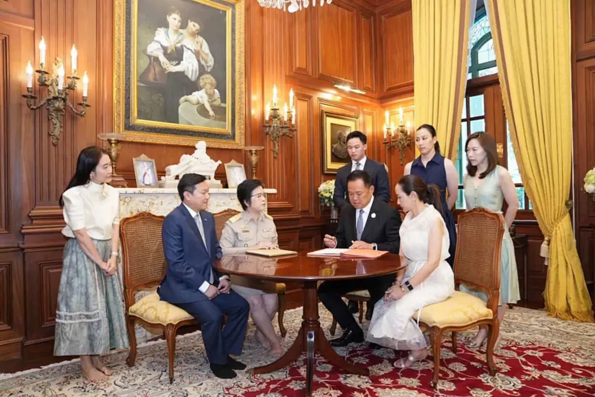 โฟกัสผิดจุด ลูกสาวอนุทิน ในวันที่พ่อจดทะเบียน สะดุดตาสาวข้างกาย