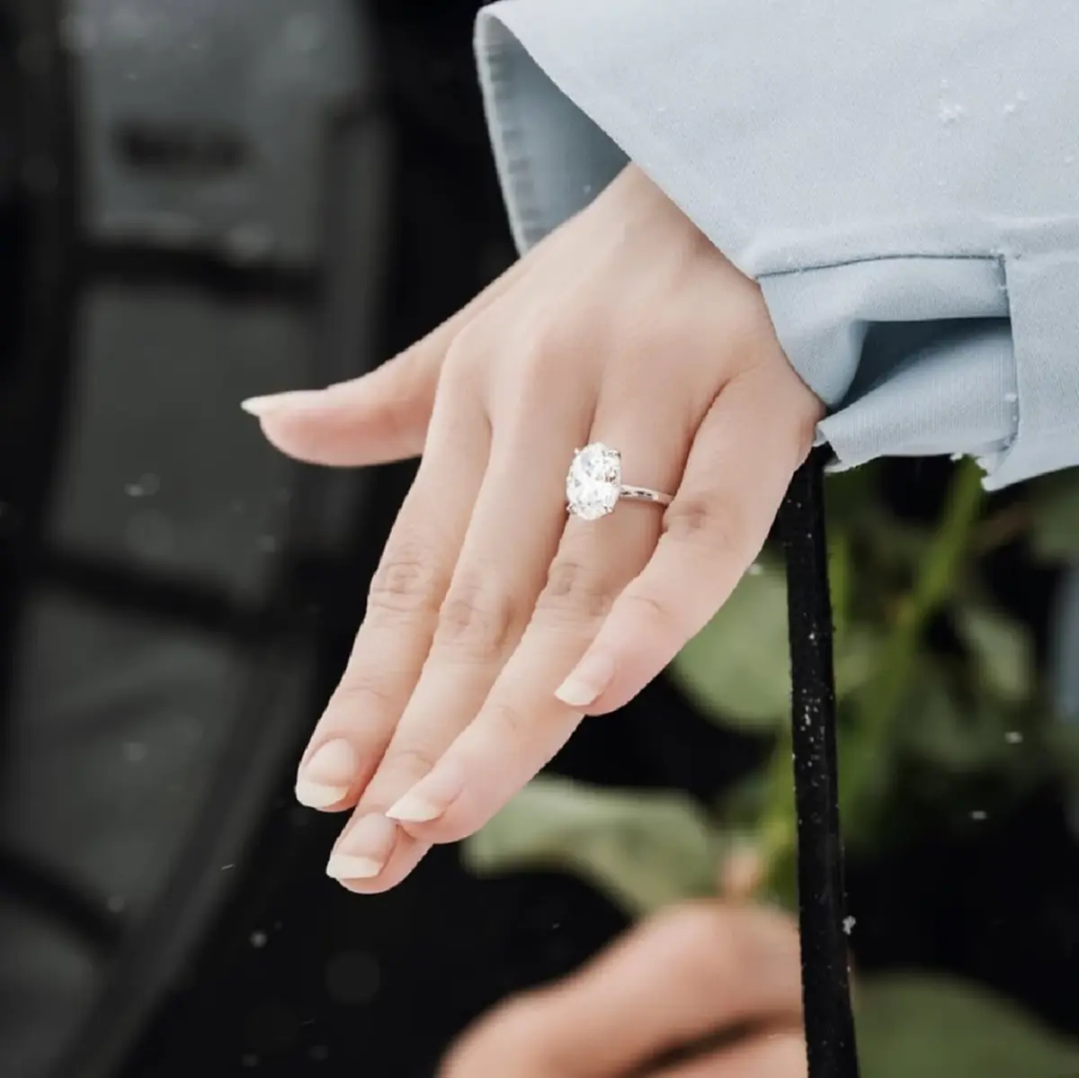 เซอร์ไพรส์ นักร้องสาวดัง ถูกแฟนหนุ่ม คุกเข่าขอแต่งงานกลางหิมะ