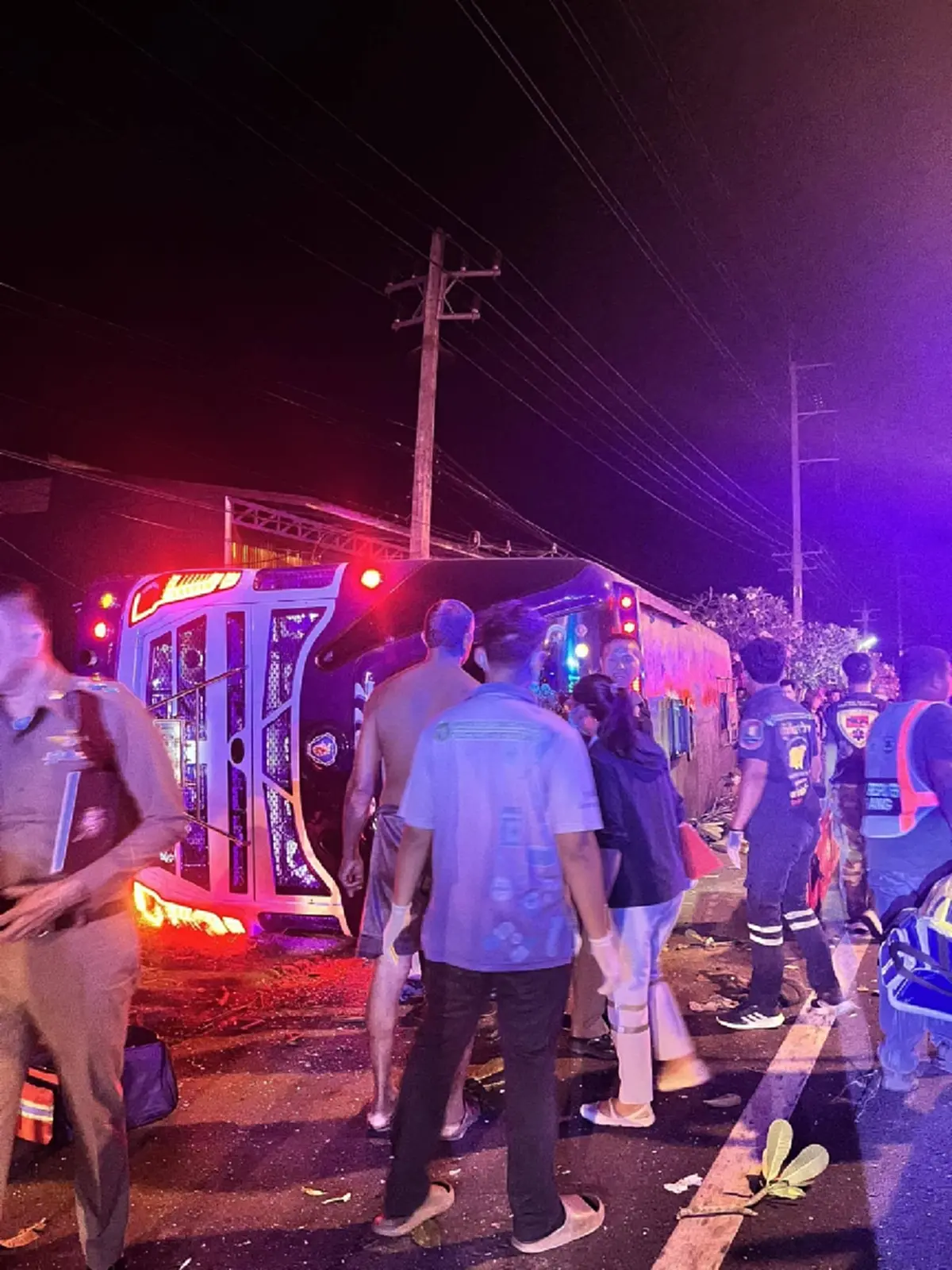 เลขทะเบียนรถทัวร์พลิกคว่ำ คนขับเสียขา - ผู้โดยสารรอดปาฏิหาริย์