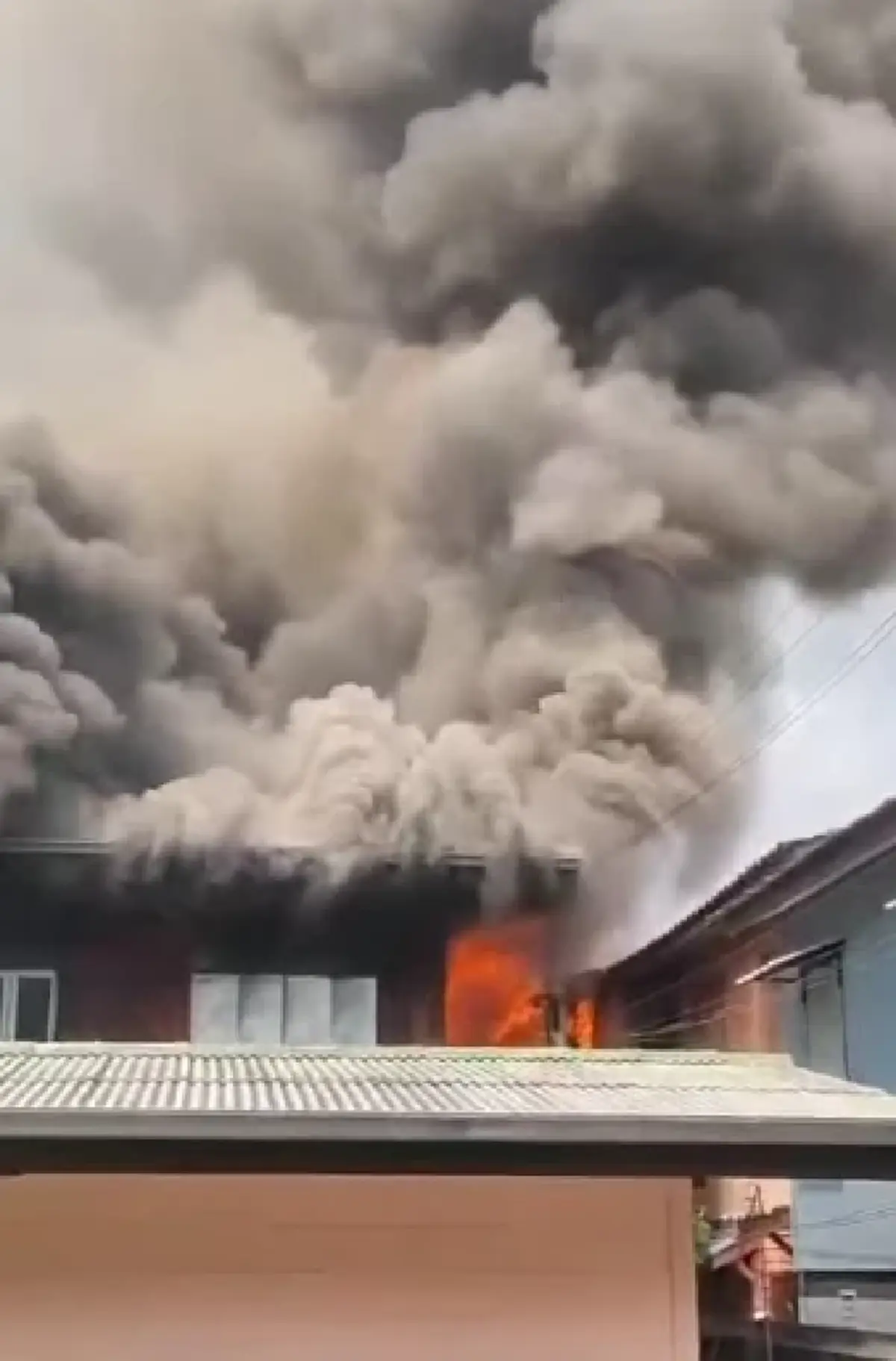 ด่วน! เหตุเพลิงไหม้บ้านพักย่านจรัญสนิทวงศ์ เจ้าหน้าที่ระดมฉีดน้ำสกัด