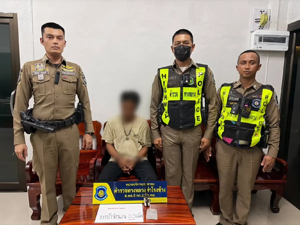 โป๊ะแตก ตรวจรถทัวร์ซิ่ง ค้นตัวคนรถเจอเต็มๆ สารภาพจัดไป 4 เม็ด