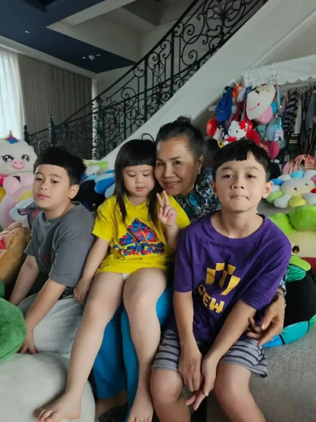 “คุณยายหนิง” จัดเต็มชุดไทยรับรถป้ายแดง เลขทะเบียนสวยสะดุดตา