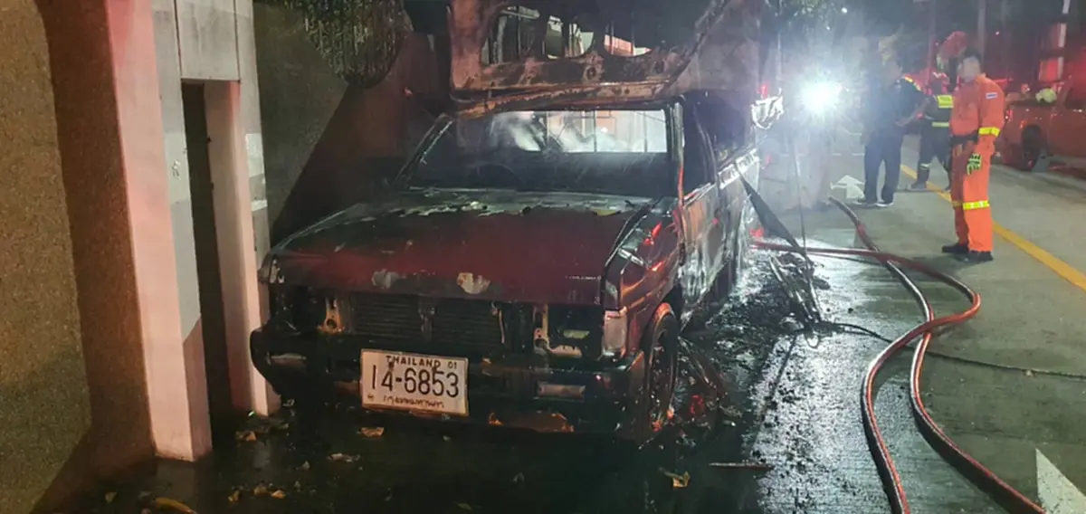 เลขทะเบียน จู่ๆ รถสองแถวไฟไหม้กลางกลางดึกในซอยพระราม 9