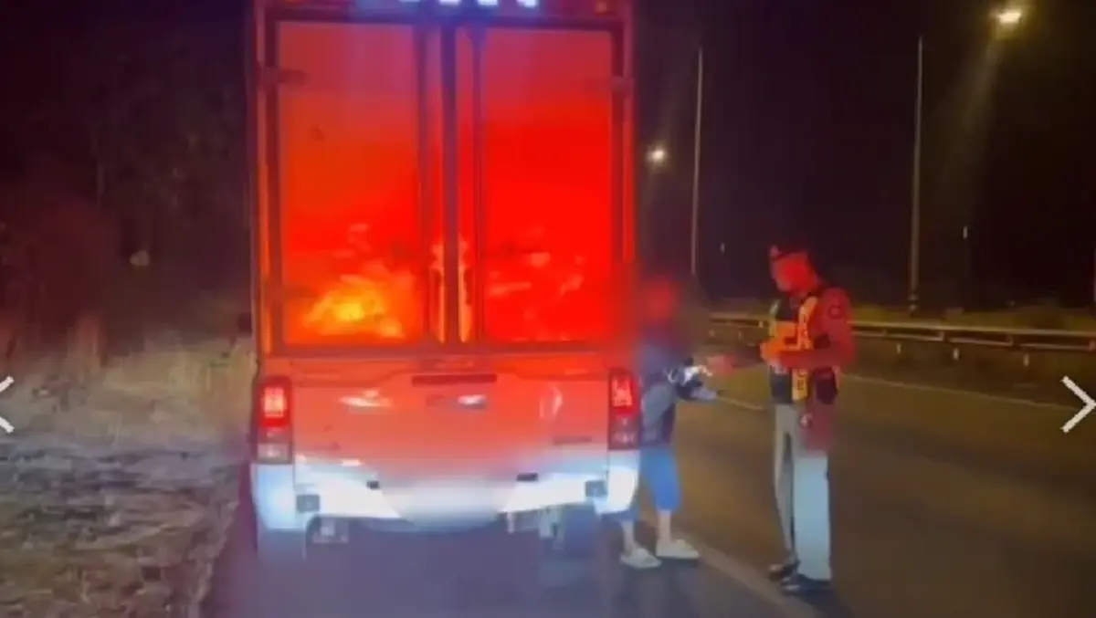 (CIB) รวบโชเฟอร์วัยเก๋า ซิ่งตู้ทึบยัด จยย. เตรียมส่งข้ามโขง