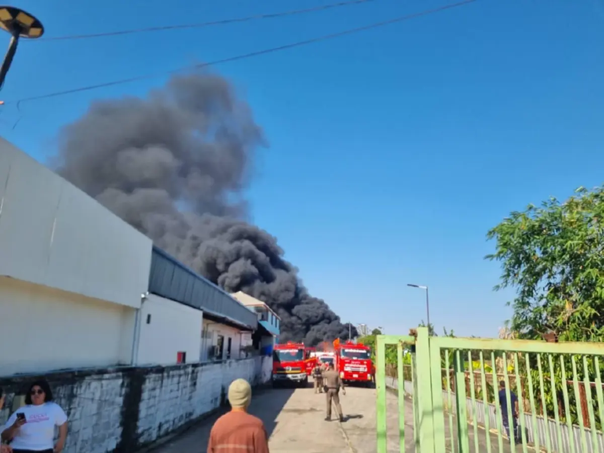 ระทึก รถบรรทุกน้ำมันไฟไหม้ใกล้ปั๊ม - โรงเรียน ครูสั่งอพยพนักเรียนวุ่น