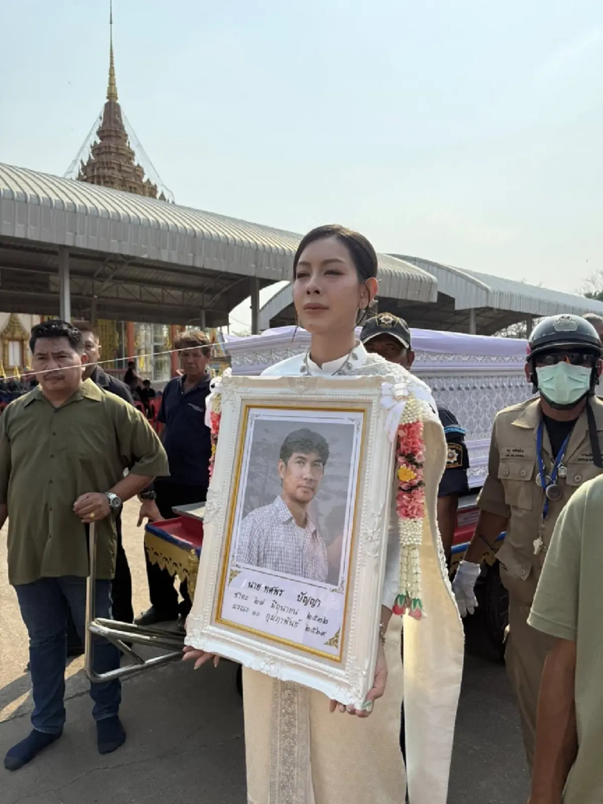 น้ำตาท่วม ว่าที่เจ้าสาวสวมชุดแต่งงาน ร้องเพลงส่งเจ้าบ่าวหน้าเมรุ