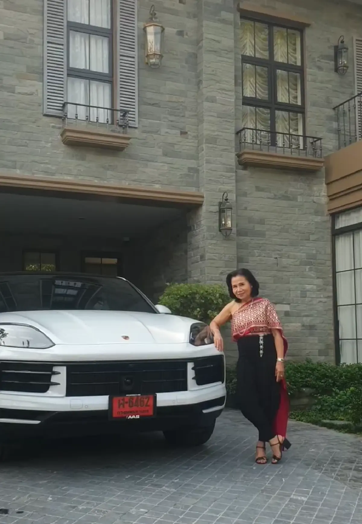 คุณยายหนิง ห่มสไบรอต้อนรับรถหรูป้ายแดง แฟนๆ แห่โฟกัสเลขทะเบียน