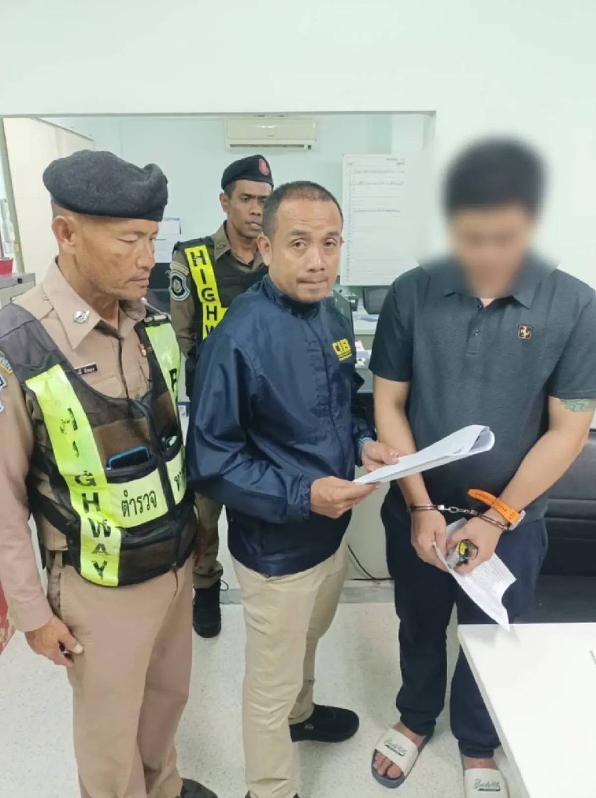 ล่ากลางถนน จับ บอส ท่าทอง ป้ายขูด เปิดรถเจอปืน ก่อนโป๊ะคดีติดตัว