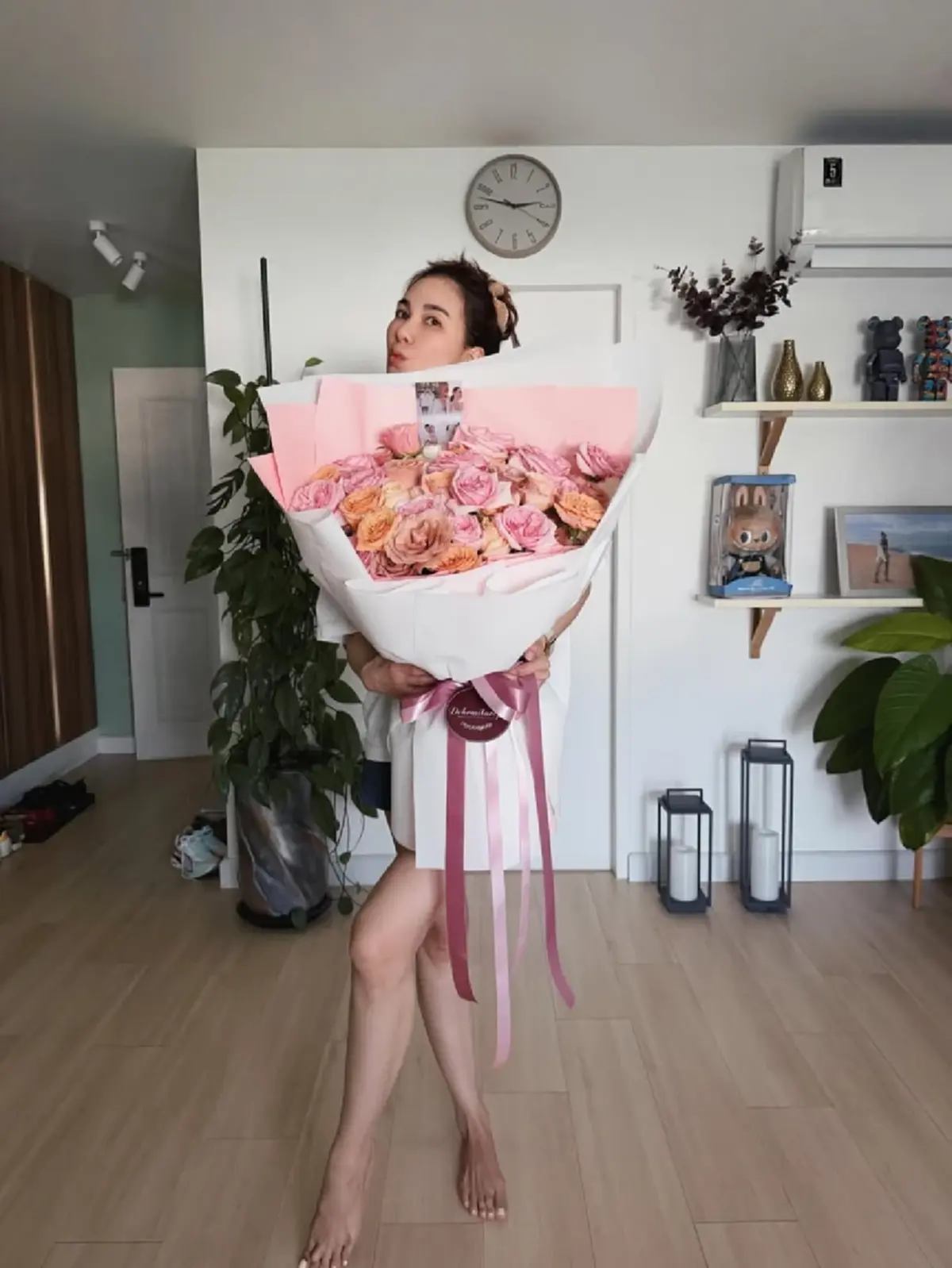 หวานก่อนวาเลนไทน์! “แบงค์ พชร” ส่งกุหลาบช่อโตเซอร์ไพรส์