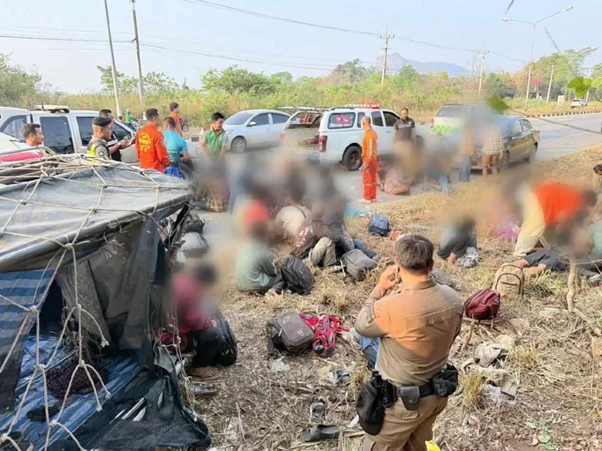 ไล่ล่าต่างด้าวแน่นกระบะ เสียหลักพลิกคว่ำ ค่าเดินทางคนละ130,000